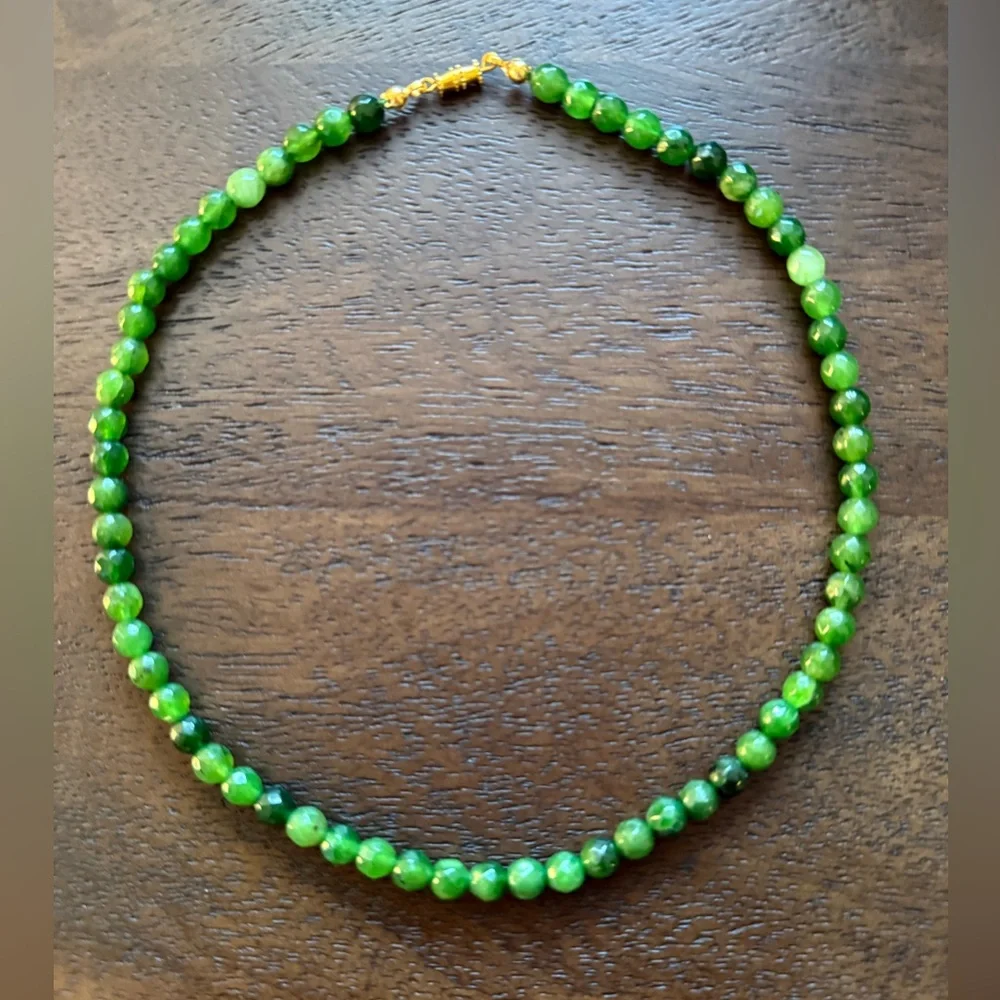 Faceted green quartzite bead gold tone choker necklace - Picture 4 of 8